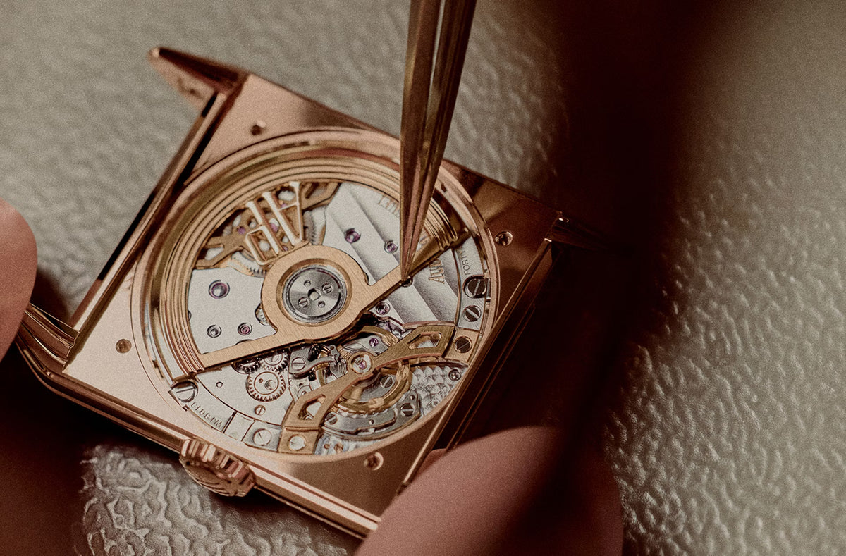 Black & Rose-Gold-Tone Jumping Hour Watch – Rectangular Case & Textured Black Strap